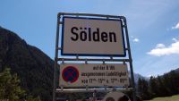 Vyhlášené lyžařské středisko Sölden v údolí Ötztal nás vítá krásným slunečným počasím. (2/48)