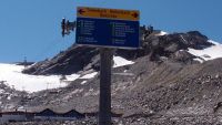 Křižovatka k ledovcům Rettenbach (2803 m) a Tiefenbach (2829 m) s informační tabulí. (26/48)