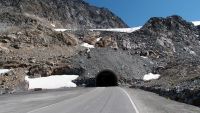 Závěrečná část stoupání k ledovci Tiefenbach prochází nejvýše položených tunelem v Evropě. Rosi-Mittermeier-Tunnel je dlouhý 1,8 km s průměrným sklonem 5 %. (32/48)