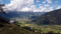 V dolní části stoupání na Passo di Pennes se otevírají krásné výhledy na celé údolí Wipptal a okolí Vipitena. V pozadí třítisicové vrcholy hlavního alpského hřebenu na rakousko-italské hranici. (6/22)