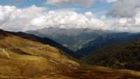 Po výjezdu z lesa v horních partiích stoupání na Penserjoch se opět otevírají působivé výhledy na hlavní alpský masiv na severu u rakousko-italských hranic. (10/22)