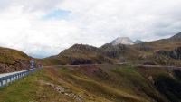 Závěrečná levotočivá zatáčka před vrcholem Passo di Pennes (2214 m). (13/22)