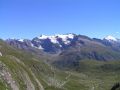 Na vrcholu Col de l`Iseran pověstného nehostinými podmínkami panuje krásné počasí s výbornou viditelností na okolní impozantní vrcholy Alpských velikánů. (23/31)