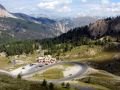 Závěr stoupání na Col d'Izoard s výhledy na chatu Refuge Napoleon a horský masiv tvořící hranici s Itálii.  (8/40)