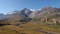 Berninapass (Passo del Bernina) spojuje světoznámé zimní letovisko St. Moritz v údolí Engadin s údolím Val di Poschiavo na jihu, které končí v italském městě Tirano. (4/70)