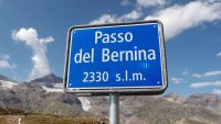 Stavba silnice přes Berninapass započala již v roce 1842 a otevřena byla po jejím dokončení v roce 1865. V průběhu dalších let byla silnice několikrát rozšířena až do své konečné podoby z roku 1965. Berninapass je jako jeden z mála vysokohorských alpských průsmyků otevřený po celý rok. (7/70)