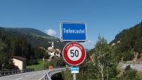V Tiefencastelu je ptát se na cestu zbytečné. Většina místních obyvatel mluví rétorománštinou, jazykem jímž hovoří na celém světě pouze 0,8 % obyvatel Švýcarska. (2/40)