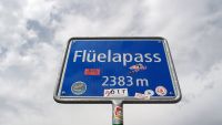 Na jaře roku 2000 více než 23 000 místních obyvatel z regionu podepsalo petici za znovuotevření Flüelapassu v zimě. Združení Pro Flüela se snaží tuto myšlenku prosadit dodnes. (8/32)